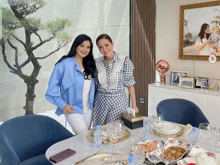 10 Potret Titi Kamal dan Christian Sugiono Menjamu Teman Artis di Ruang Makannya