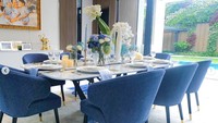 Elemen warna biru menjadi paduan desain ruang makan Titi dan Tian. Mereka suka mempercantiknya dengan memberikan bunga di tengah-tengah meja.
