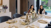 Begini potret cantik set alat makan milik Titi dan Tian. Didominasi warna putih dan emas, meja makan pasangan romantis ini terlihat elegan!
