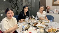 Ragam makanan tradisional disuguhi Titi untuk Sarwendah dan adik perempuannya, Wendy Lo. Dalam keterangan foto, Titi mengatakan istri Ruben Onsu ini banyak berdiskusi dengannya soal rumah.