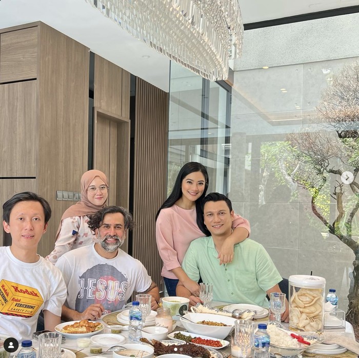 10 Potret Titi Kamal dan Christian Sugiono Menjamu Teman Artis di Ruang Makannya