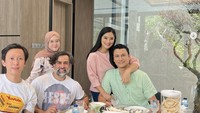 Area ruang makan di rumah Titi dan Tian terkesan mewah dengan lampu kristal. Di bagian sampingnya ada area kaca berisi pohon yang terlihat estetis. Pemandangan ini begitu memanjakan tamu yang datang saat dijamu makan oleh mereka.