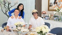 Disambangi Andre Taulany, pasangan Titi Kamal dan Christian Sugiono atau akrab disapa Titi dan Tian menjamunya dengan makanan enak. Terlihat ada menu sayur sop hingga balado yang bikin selera makan bertambah.