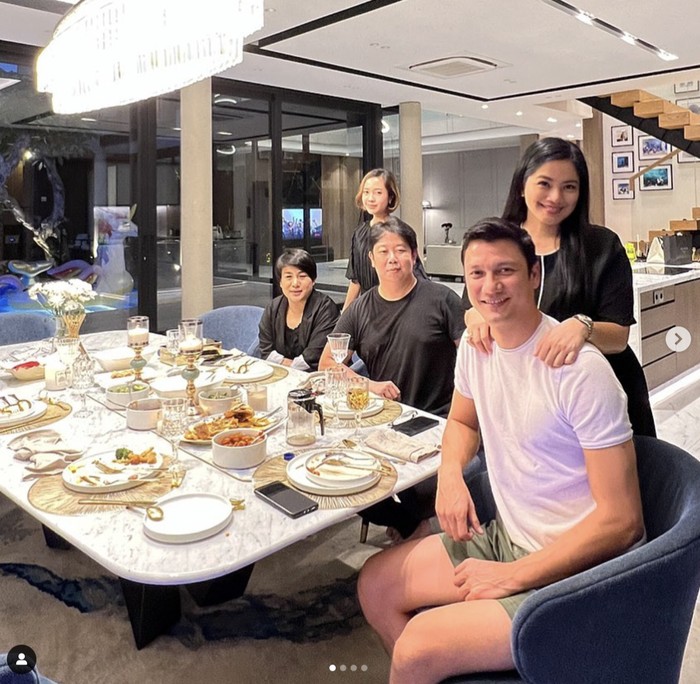 10 Potret Titi Kamal dan Christian Sugiono Menjamu Teman Artis di Ruang Makannya 10 Potret Titi Kamal dan Christian Sugiono Menjamu Teman Artis di Ruang Makannya