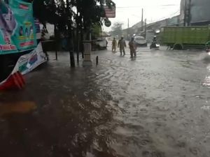 2 Ruas Jalan di Cibodas Tangerang Tergenang Banjir, Motor Tak Bisa Melintas