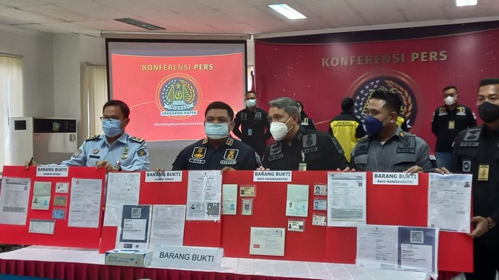 2 WN India ditangkap karena memakai paspor dan SIM palsu (Khairul/detikcom)
