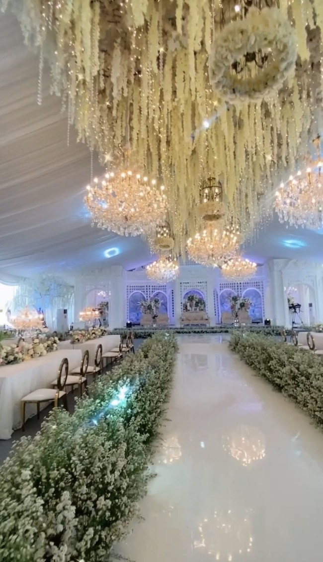 Acara pernikahan bisa digelar di gedung atau di rumah. Pernikahan digelar di rumah biasanya jadi pilihan karena menghemat budget. Namun berbeda dengan pasangan viral yang menggelar pernikahan di rumah dengan dekorasi bak hotel mewah ini. Foto: Dok. @_cocoentertainment.