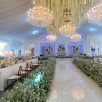 Acara pernikahan bisa digelar di gedung atau di rumah. Pernikahan digelar di rumah biasanya jadi pilihan karena menghemat budget. Namun berbeda dengan pasangan viral yang menggelar pernikahan di rumah dengan dekorasi bak hotel mewah ini. Foto: Dok. @_cocoentertainment.