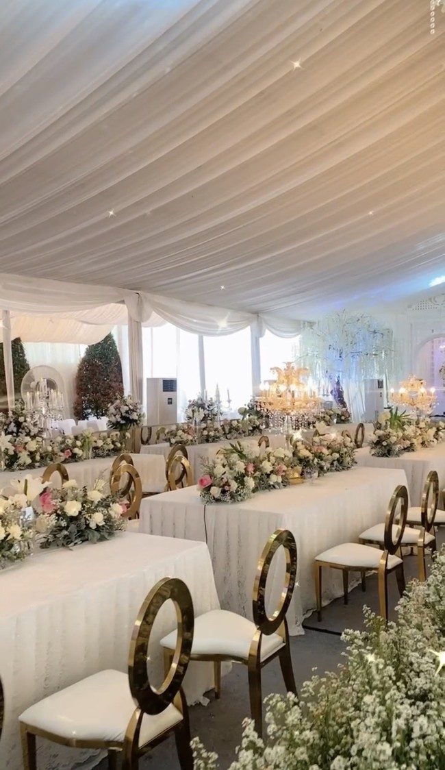 Acara pernikahan di rumah bak di hotel itu diadakan pada 27 Maret 2022 di Bukit Kemuning, Kabupaten Lampung Utara, Bandar Lampung. Coco mengungkapkan alasan pengantin menggelar acara pernikahan di rumah. Karena di daerah mereka tidak ada tempat kayak gedung atau hotel gitu. Sehingga mereka mengadakan acara di rumah. Kemarin hanya resepsi aja karena akad nikah pengantin di Jakarta, ucap Coco yang menyediakan jasa music entertainment, dekorasi, crew wedding organizer, pembawa acara dan tari itu. Foto: Dok. @_cocoentertainment.