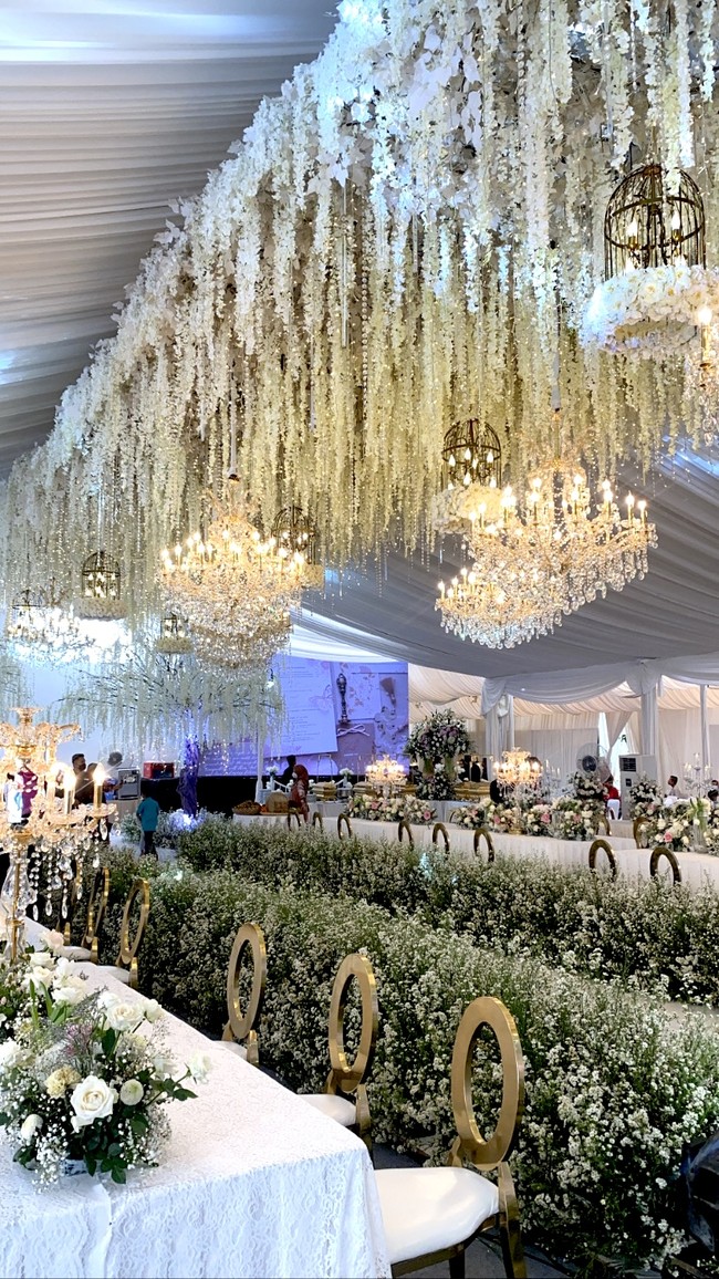 Wolipop sudah menghubungi Coco sebagai pemilik akun Instagram @_cocoentertainment. Coco menceritakan kisah di balik acara pernikahan di rumah yang viral karena bak di hotel mewah. Halaman rumah disulap menjadi konsep gedung. Luas halaman rumah kemarin kurang lebih satu hektar, ungkap Coco kepada Wolipop lewat WhatsApp, Selasa (5/4/2022).  Foto: Dok. @_cocoentertainment.