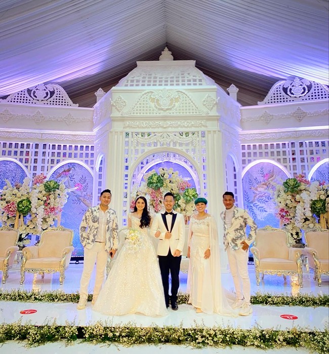 Pasangan di Bandar Lampung in menghabiskan budget sekitar Rp 1 Miliar untuk mengadakan acara pernikahan di rumah. Pernikahan di rumah tersebut tak terlihat seperti diadakan di kawasan hunian. Wedding di GEDUNG ❌ Wedding Di rumah✅😱😱😱😱😱😱 With Cocoentertainment, tulis akun Instagram @_cocoentertainment. Foto: Dok. @_cocoentertainment.