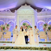Pasangan di Bandar Lampung in menghabiskan budget sekitar Rp 1 Miliar untuk mengadakan acara pernikahan di rumah. Pernikahan di rumah tersebut tak terlihat seperti diadakan di kawasan hunian. Wedding di GEDUNG ❌ Wedding Di rumah✅😱😱😱😱😱😱 With Cocoentertainment, tulis akun Instagram @_cocoentertainment. Foto: Dok. @_cocoentertainment.