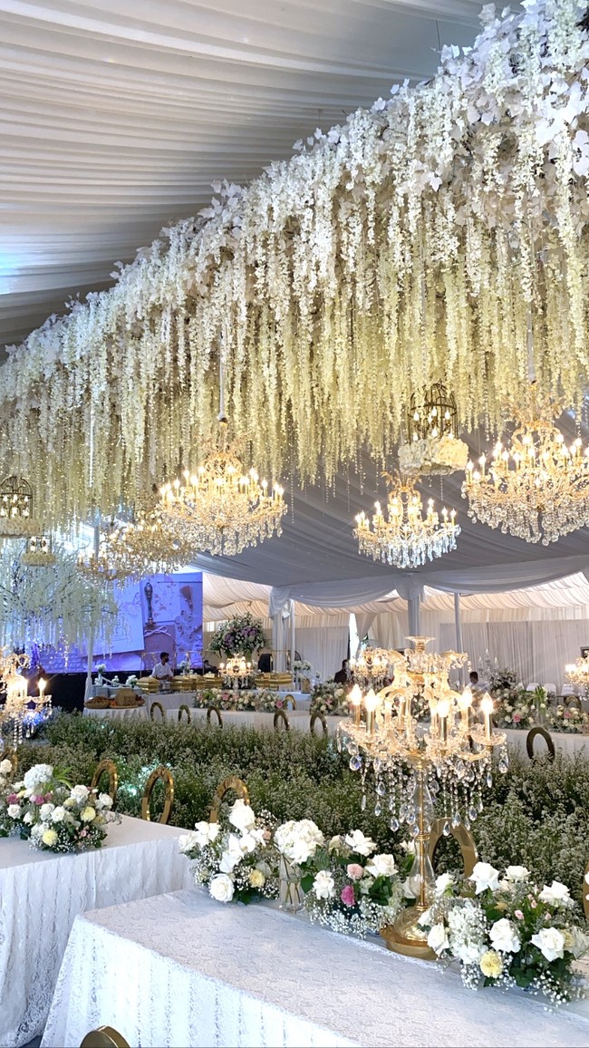 Dalam video unggahan lainnya, akun Instagram @_cocoentertainment menunjukkan video kemeriahan acara pernikahan tersebut. Pengantin kompak mengenakan busana serba putih. Wedding Miliar-an check. Hajatan sultan Bukit Kemuning, tulisnya. Foto: Dok. @_cocoentertainment.