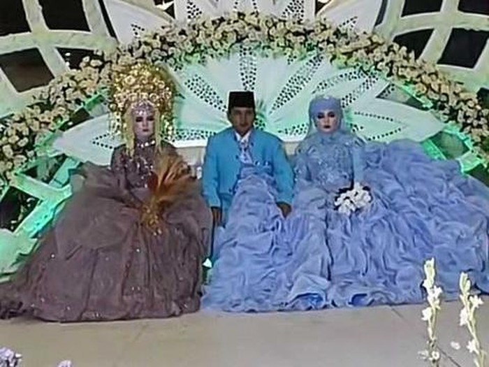 Ada dua pengantin wanita di atas pelaminan viral.
