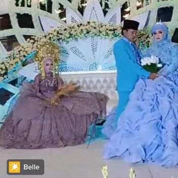 Ada dua pengantin wanita di atas pelaminan viral.