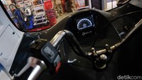 Gelis 300 turbo memiliki kecepatan maksimal 40 km/jam dengan jarak tempuh rata-rata 59 km, memiliki daya angkut hingga 500 kg, dan menggunakan baterai lithium 48 v 26 Ah.