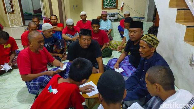 Aipda Purnomo polisi Gresik yang viral di medsos karena merawat dan merelakan rumahnya menjadi penampungan ODGJ.