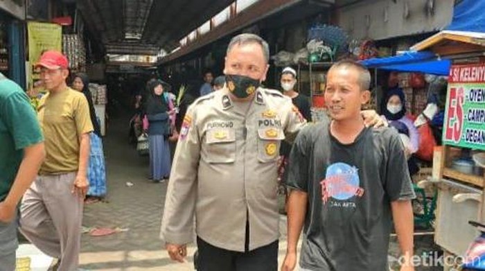 Aipda Purnomo polisi Gresik yang viral di medsos karena merawat dan merelakan rumahnya menjadi penampungan ODGJ.