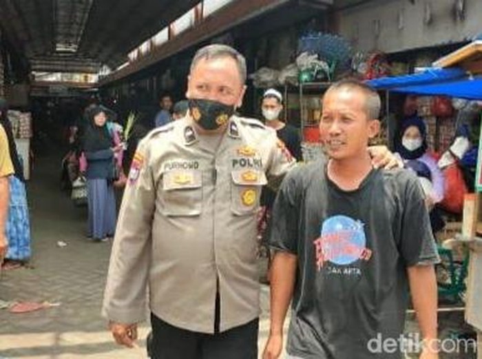 Aipda Purnomo polisi Gresik yang viral di medsos karena merawat dan merelakan rumahnya menjadi penampungan ODGJ.