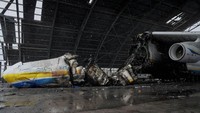 Tingkat kerusakan penuh menimpa pesawat bernama Mriya atau mimpi dalam Bahasa Ukraina itu. Wartawan CNN melihatnya setelah pasukan Rusia menarik diri pekan lalu dari lapangan terbang Hostomel di luar Kiev, yang merupakan salah satu target strategis pertama dari invasi ke Ukraina.