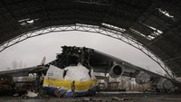 Pesawat itu tergeletak kusut di bawah lengkungan hanggar pesawat yang hancur. Sebelumnya, Antonov AN-225 menunggu perawatan pada saat invasi.