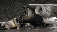Di sekeliling Mriya tergeletak sisa-sisa perang. Lapangan terbang dipenuhi dengan perangkat keras Rusia yang hancur, termasuk truk, tank, pengangkut personel lapis baja, dan amunisi bekas.