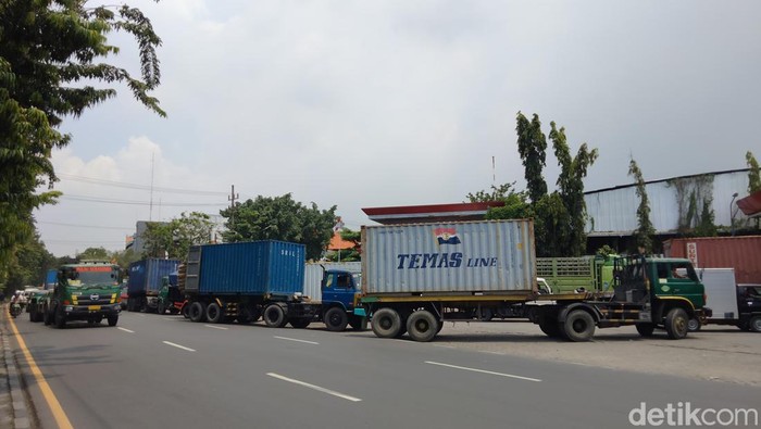 Truk antre solar di SPBU Perak Barat
