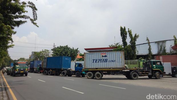 Truk antre solar di SPBU Perak Barat