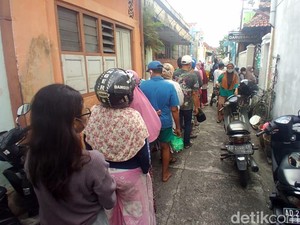 Video Ramai Antrean Takjil Bubur Samin Masjid Darussalam Serengan