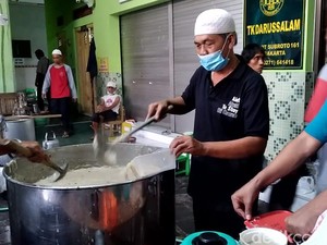 Snapshots: Pembagian Bubur Samin di Masjid Darussalam Serengan