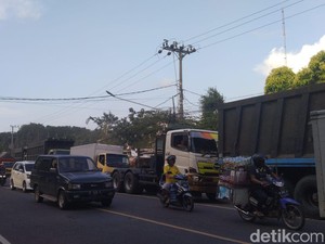 Antrean Truk Mengular di SPBU Probolinggo, Sopir Buka Puasa di Jalan