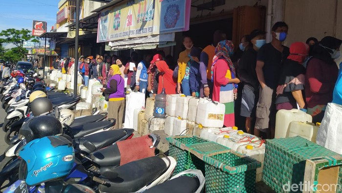 Antrean pembeli minyak goreng curah di Pasar Muntilan, Magelang, Selasa (5/4/2022).