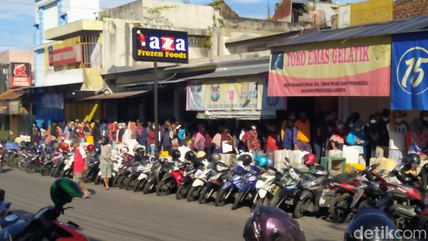 Antrean pembeli minyak goreng curah di Pasar Muntilan, Magelang, Selasa (5/4/2022).
