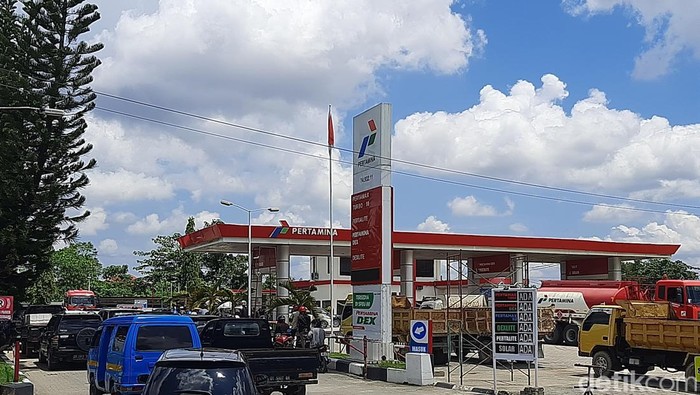 Antrean panjang kendaraan di beberapa SPBU di Kota Kendari, Sultra diklaim Pertamina dalam kondisi stok aman alias tidak ada kelangkaan.