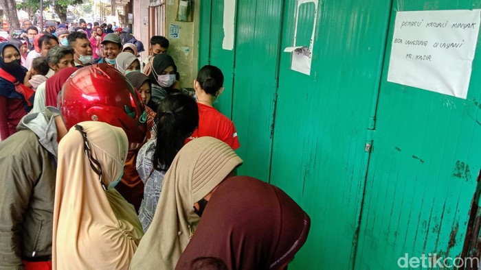 Warga di Purworejo mengantre minyak goreng curah di toko yang masih tutup, Selasa (5/4/2022).