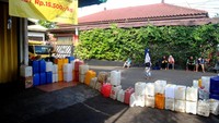 Antrean didominasi oleh pedagang makanan dan gorengan.