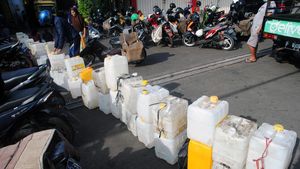 Minyak Goreng Curah Masih Langka, Jeriken Pedagang Antre Panjang