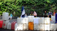 Antrean ersebut telah berlangsung selama dua pekan akibat sulitnya mendapatkan minyak goreng curah bersubsidi yang dijual dengan harga Rp15.500 per kilogram dan dibatasi hanya untuk dua jeriken atau 32 kilogram.
