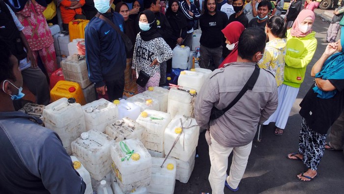 ANTREAN PEMBELIAN MINYAK GORENG CURAH BERSUBSIDI Sejumlah warga antre membeli minyak goreng curah bersubsidi di salah satu distributor minyak goreng curah, Kelurahan Sindangbarang, Kota Bogor, Jawa Barat, Selasa (5/4/2022). Antrean yang didominasi para pedagang makanan dan gorengan tersebut telah berlangsung selama dua pekan akibat sulitnya mendapatkan minyak goreng curah bersubsidi yang dijual dengan harga Rp15.500 per kilogram dan dibatasi hanya untuk dua jeriken atau 32 kilogram. ANTARA FOTO/Arif Firmansyah/rwa.
