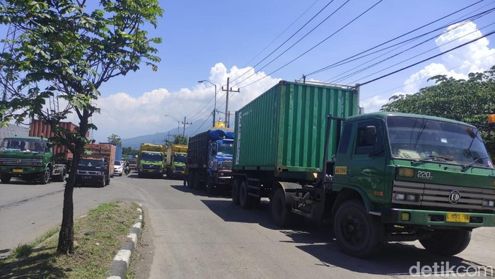 Truk mengantre solar di Sidoarjo