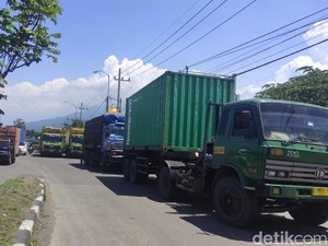 Harapan Sopir Truk di Sidoarjo Menunggu Pasokan Solar