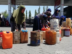 Demi Solar, Sopir dan Nelayan Pasuruan Sampai Menginap di SPBU