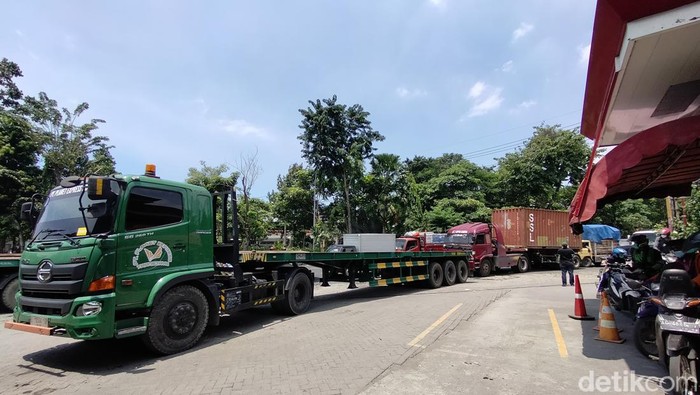 Truk antre solar di SPBU Perak Barat Surabaya