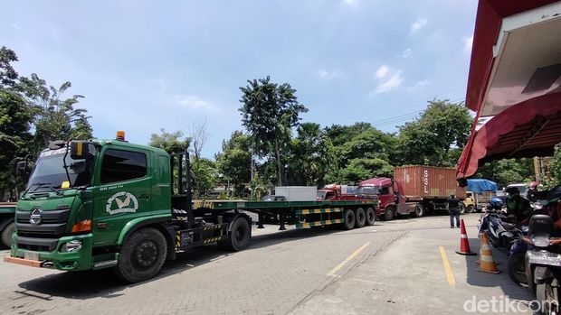Truk antre solar di SPBU Perak Barat Surabaya