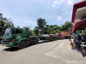 Gegara Antre Solar, Sopir Es Batu: 20 Kantong Leleh Semua!
