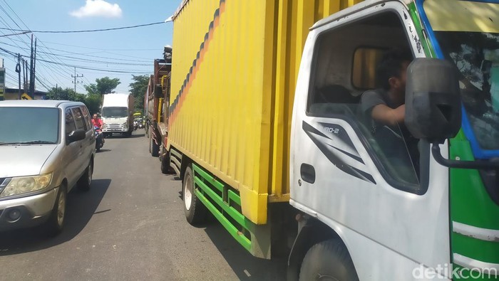 Antrean truk beli solar mengular