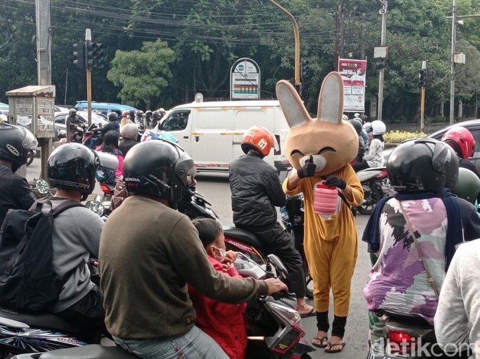 Badut cilik jalanan di Kota Bandung