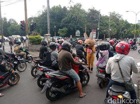 Badut cilik jalanan di Kota Bandung