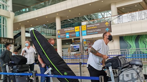 Suasana Bandara I Gusti Ngurah Rai Bali paska dibukanya keran wisatawan internasional.