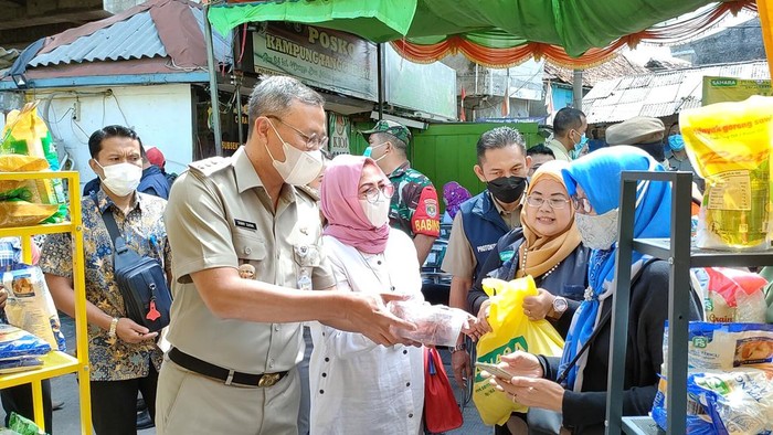 SAHARA (Sahabat Usaha Rakyat) dan INKOWAPI (Induk Koperasi Wanita Pengusaha Indonesia) bekerja sama dengan PUSKOWAPI DKI Jakarta menggelar bazaar sembako murah. Khusus untuk wilayah Jakarta Pusat, bazaar sembako murah ini akan diadakan di 44 kelurahan secara bergilir dari 4 - 31 April 2022.